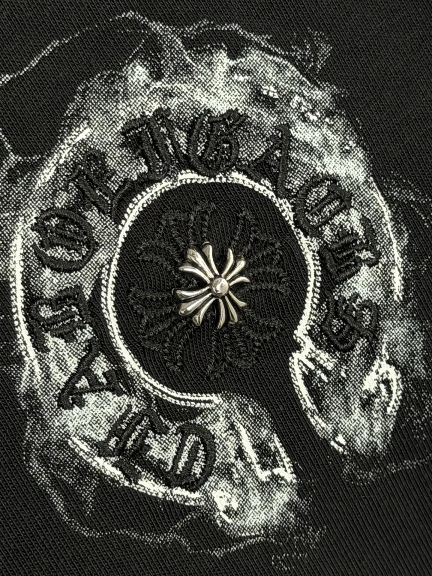 P170 [High Quality] Chrome hearts embroidered front and back printing + embroidered horseshoe brand logo, front and back panels are designed with embroidery + printing + rivet embroidery heavy craftsmanship. High-end customized 32 count 280g fabric. Soft to the touch. Comfortable to wear. Exquisite stitching. Fine workmanship. The upper body effect is incomparably handsome! Same style for men and women 𝐂𝐎𝐋𝐎𝐔𝐑: White Black 𝐒𝐈𝐙𝐄: S-XL Size chart: S: Shoulder width 51-Bust 55-Length 70 M: Shoulder width 53-Bust 57-Length 72 L: Shoulder width 55-Bust 59-Length 74 XL: shoulder width 57-bust 61-length 76